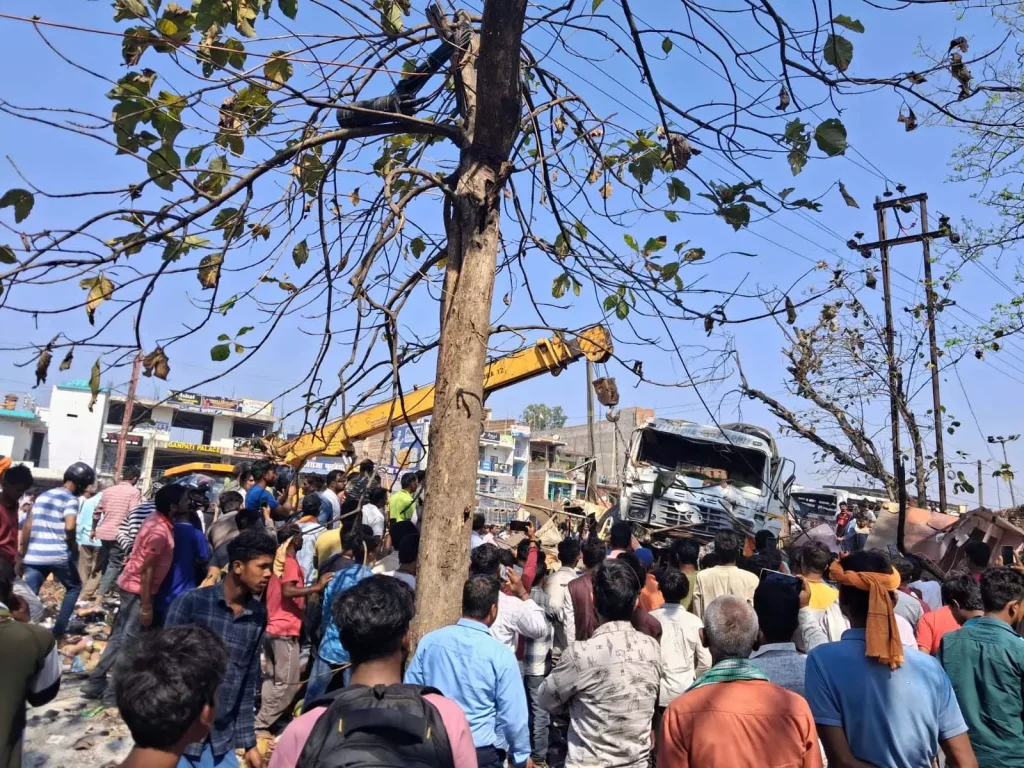 तेज रफ्तार ट्रेलर ने टेंपो, बस, 407 और दो दुकानों को रौंदा, फल विक्रेता की मौत