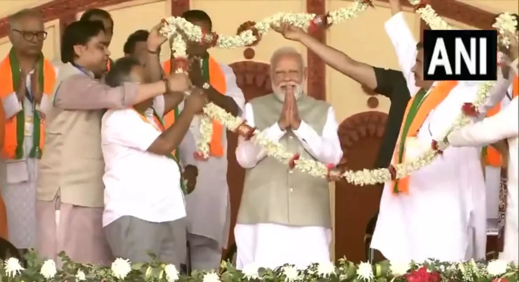 PM मोदी का कोलकाता में भाजपा की परिवर्तन संकल्प यात्रा में किया स्वागत