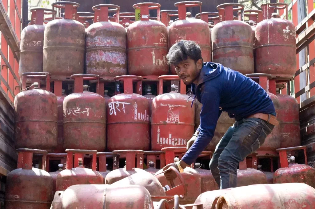 होर्मुज़ जलडमरूमध्य पार करने के लिए भारतीय ध्वज वाले और LPG टैंकर कतार में...