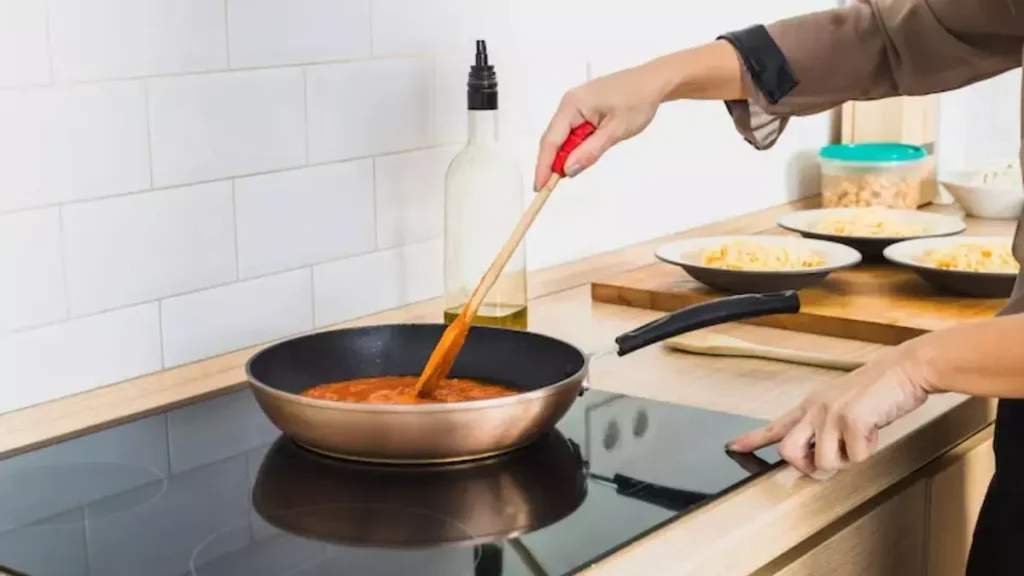 LPG की कमी: इंडक्शन कुकटॉप पर आसानी से बनने वाले 7 शाकाहारी भारतीय व्यंजन