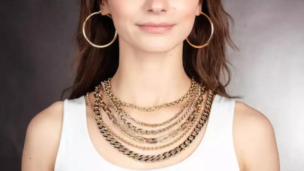 સોનું કે ચાંદી – બંને કેમ નહીં? મિશ્ર ધાતુના દાગીના પહેરવા માટેની ટિપ… सोना या चाँदी—दोनों क्यों नहीं? मिक्स्ड मेटल ज्वेलरी पहनने के लिए एक...