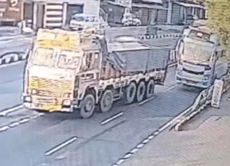 અમલાહા પાસે પાર્ક કરેલી ટ્રક સાથે પેસેન્જર બસ અથડાઈ, ઘણા મુસાફરો ઘાયલ अमलाहा के पास यात्री बस ने खड़े ट्रक से टकराई, कई यात्री घायल