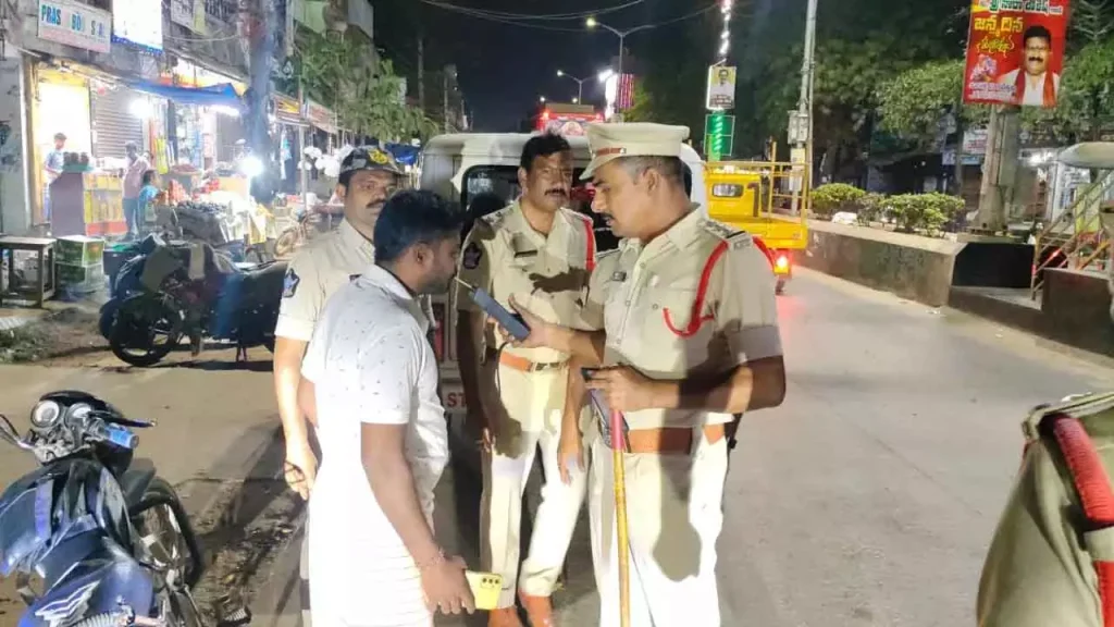 નેલ્લોરમાં રાતોરાત નાકાબંધી, 92 કેસ નોંધાયા Nellore में रातभर नाकाबंदी, 92 मामले दर्ज