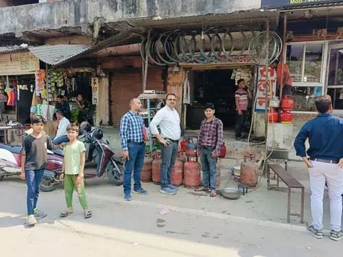 એલપીજી, પેટ્રોલ અને ડીઝલનો પૂરતો સ્ટોક ઉપલબ્ધ, ગભરાવાની જરૂર નથી एलपीजी, पेट्रोल और डीजल का पर्याप्त स्टॉक उपलब्ध, घबराने की जरूरत नहीं