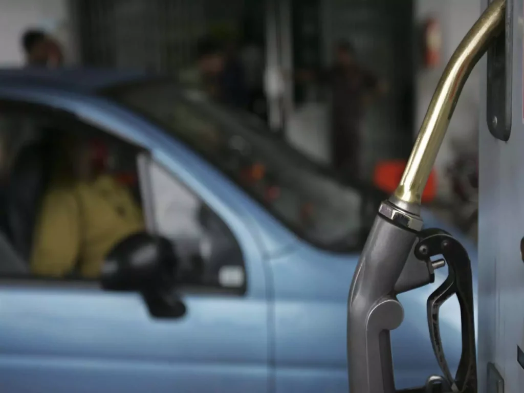 ઈદ માટે પ્રતિબંધો હટાવ્યા, એપ્રિલ સુધી 45,000 ટન વધારાના ડીઝલની આયાત ईद के लिए पाबंदी हटी, अप्रैल तक 45,000 टन अतिरिक्त डीजल आयात