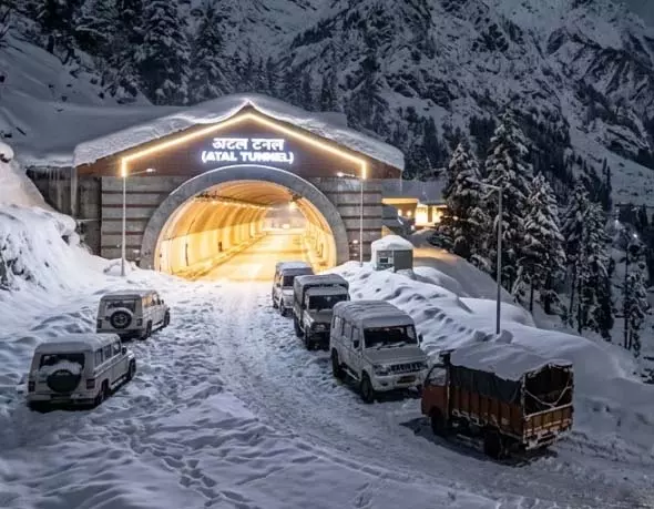 ભારે હિમવર્ષાના કારણે હવામાનનો પાયમાલી, સેંકડો વાહનો ફસાયા – રાહત કાર્ય ચાલુ मौसम का कहर, भारी बर्फबारी से सैंकड़ों वाहन फंसे-राहत कार्य जारी