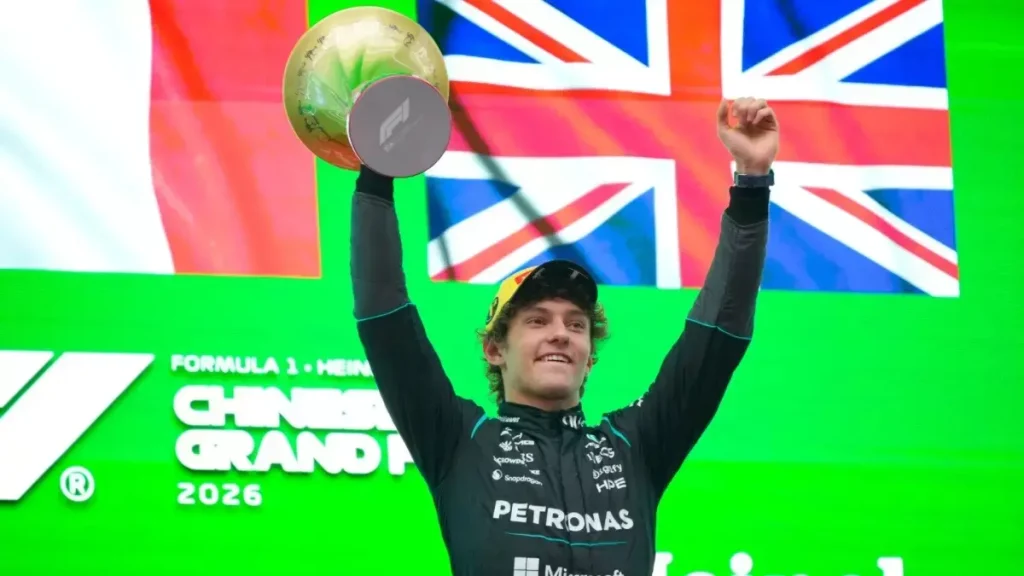 Kimi ने चीन में अपने करियर की पहली जीत दर्ज कर मर्सिडीज़ की शानदार शुरुआत को...