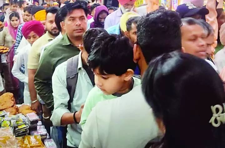 બાબાના દરબારમાં 50 હજાર ભક્તોએ માથું ટેકવ્યું હતું. बाबा के दरबार में 50 हजार भक्तों ने नवाए शीश