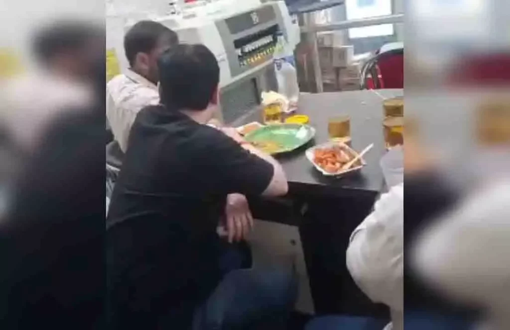 જિલ્લા હોસ્પિટલનો આવો વીડિયો સામે આવ્યો… હોસ્પિટલ પ્રશાસનની બદનામી, તપાસ બાદ… जिला अस्पताल का ऐसा वीडियो सामने आया...अस्पताल प्रशासन की किरकिरी, जांच के...