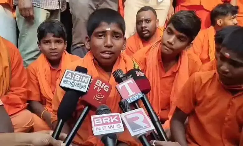 તેલંગાણાની શાળામાં હનુમાન માળા પહેરવા બદલ વિદ્યાર્થીઓને 21 દિવસ માટે સસ્પેન્ડ… तेलंगाना के स्कूल में Hanuman mala पहनने पर छात्रों को 21 दिनों के लिए निलंबित किया...