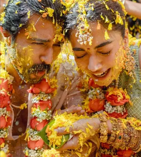 રશ્મિકા મંડન્નાની હળદરની વિધિ ‘હોળી’ બની ગઈ આનંદની ઉજવણી, વાળ હજુ પણ અમલમાં છે… रश्मिका मंदाना की हल्दी रस्म बनी 'होली' मस्ती का जश्न, बालों में अब भी है असर ...
