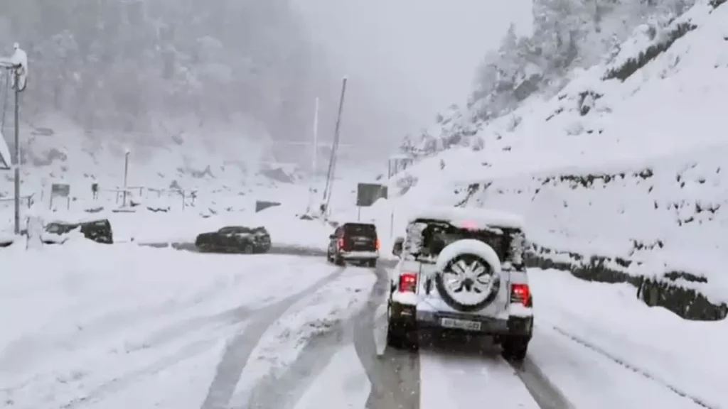 Kullu: मनाली में भारी बर्फबारी से यातायात ठप