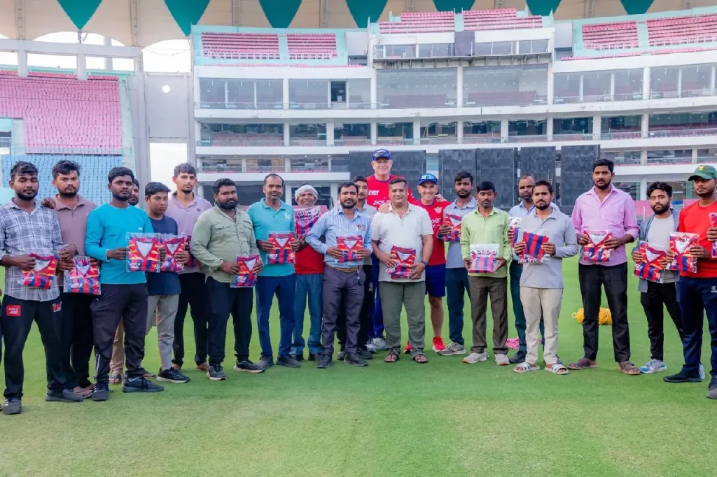 IPL 2026: लैंगर और मूडी ने एकाना में ग्राउंड्समैन को LSG की जर्सी भेंट की