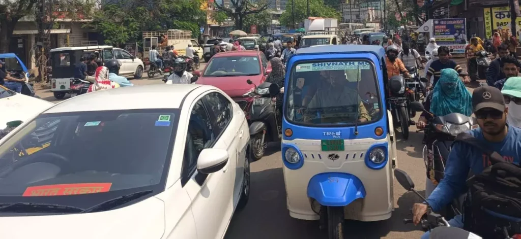 मोवा में लंबी जाम लगी