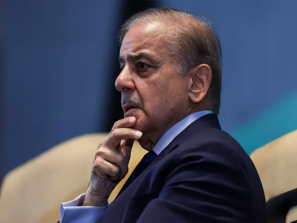 तेल संकट के बीच पाकिस्तान दिवस सादे झंडा फहराने के समारोह के साथ मनाया...