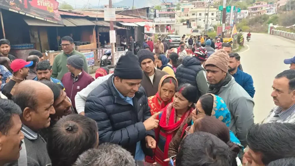 ચંપાવત: ગેસ સપ્લાય સુધારવા વહીવટીતંત્ર સક્રિય, જિલ્લા મેજિસ્ટ્રેટની પહેલ Champawat: गैस सप्लाई में सुधार के लिए प्रशासन सक्रिय, जिलाधिकारी की पहल