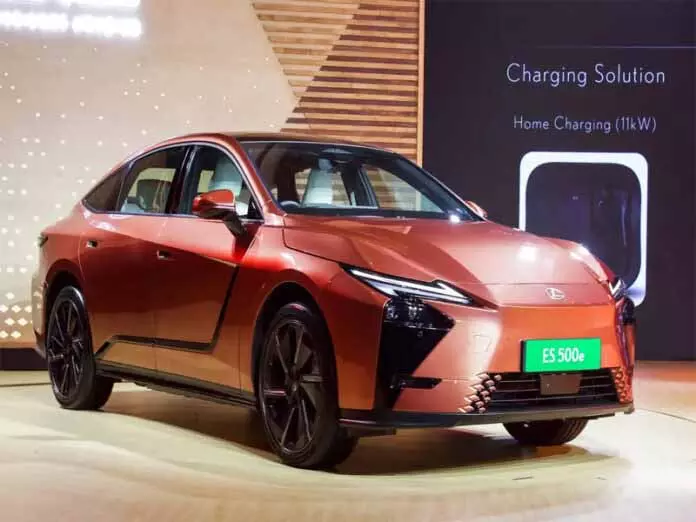 Lexus એ ભારતમાં તેનું પ્રથમ બેટરી ઇલેક્ટ્રિક મોડલ ES500e લોન્ચ કર્યું Lexus ने भारत में अपना पहला बैटरी इलेक्ट्रिक मॉडल ES500e लॉन्च किया