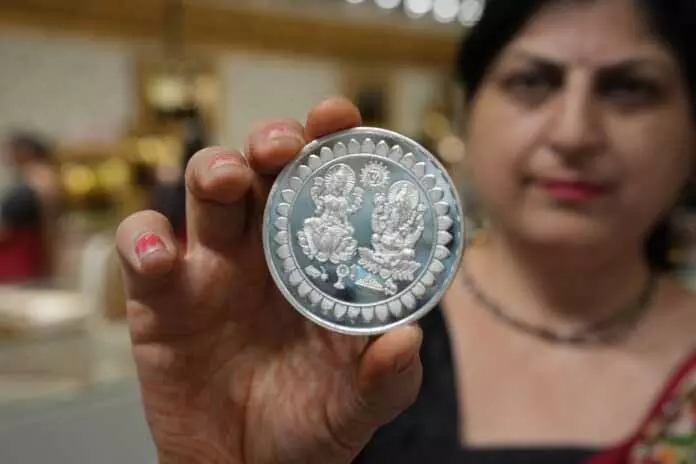 દિલ્હીમાં ચાંદી 1800 રૂપિયા પ્રતિ કિલો, સોનું 650 રૂપિયા પ્રતિ 10 ગ્રામ સસ્તું થયું છે. Delhi में चांदी 1,800 रुपये प्रति किलोग्राम उछली, सोना 650 रुपये प्रति 10 ग्राम सस्ता...