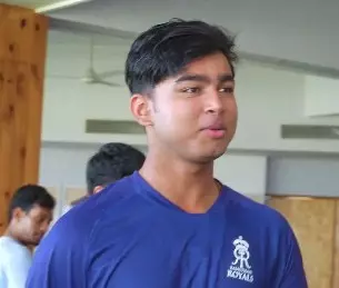 IPL 2026: ‘હું તને બે-ત્રણ હજાર રન આપીશ,’ વૈભવ સૂર્યવંશીનો જવાબ દર્શકોને મંત્રમુગ્ધ કરે છે आईपीएल 2026: 'दो तीन हजार रन बोल दूंगा,' वैभव सूर्यवंशी के जवाब ने लूटी महफिल