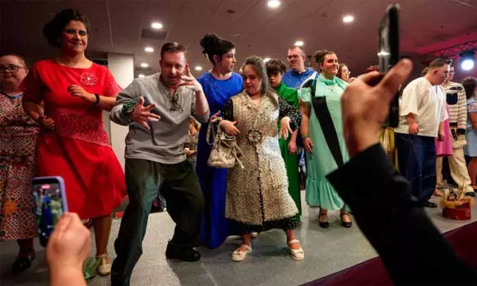 રોમાનિયામાં ‘વર્લ્ડ ડાઉન સિન્ડ્રોમ ડે’ નિમિત્તે ડાઉન સિન્ડ્રોમથી પીડિત મોડેલોએ ભાગ લીધો હતો. Romania में डाउन सिंड्रोम से पीड़ित मॉडल्स ने 'विश्व डाउन सिंड्रोम दिवस' के अवसर...