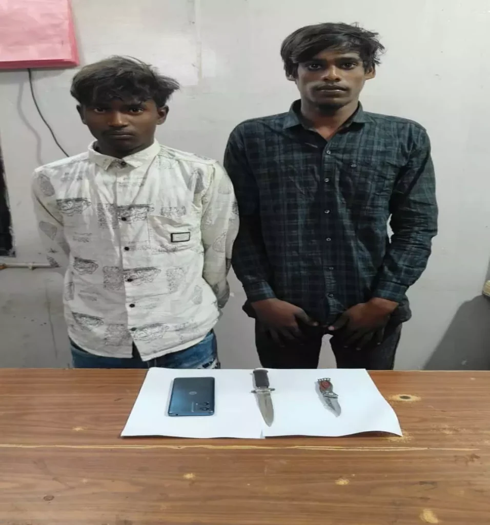 चाकू से हमलाकर मोबाइल लूटने वाले दो आरोपी चंद घंटों में गिरफ्तार