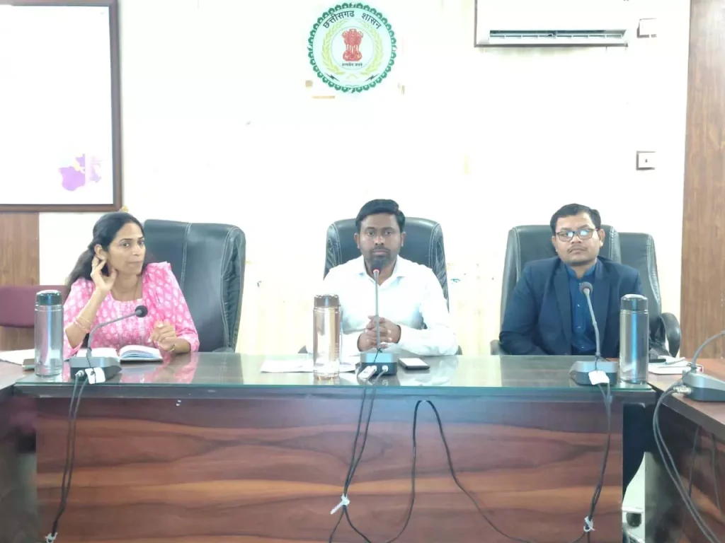 कलेक्टर ने सभी लंबित प्रकरणों के त्वरित निराकरण के दिए सख्त निर्देश