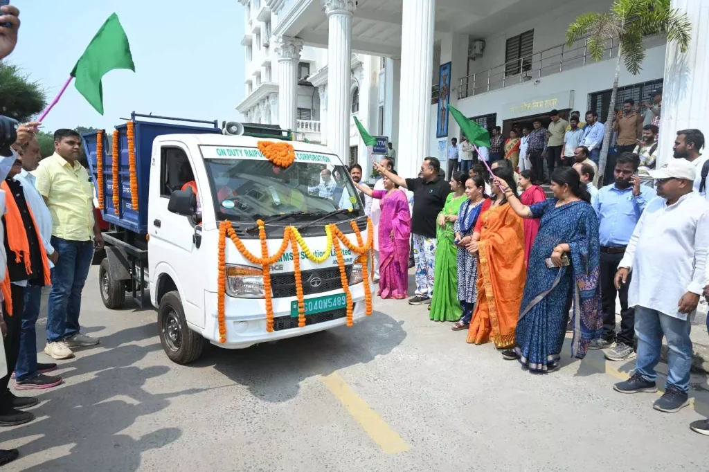 मेयर मीनल चौबे ने कचरा कलेक्शन के लिए 11 इलेक्ट्रानिक वाहनों को दिखाई हरी...