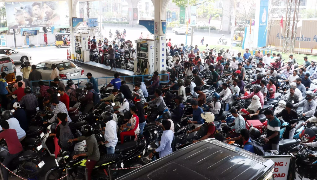 हैदराबाद में पेट्रोल-डीज़ल और CNG संकट, पैनिक बाइंग से लंबी कतारें