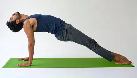 આ આસન પેટની ચરબી ઘટાડવા અને ખભાને મજબૂત કરવામાં જાદુઈ છે. पेट की चर्बी कम करने और कंधों को मजबूत बनाने में जादुई है यह आसन