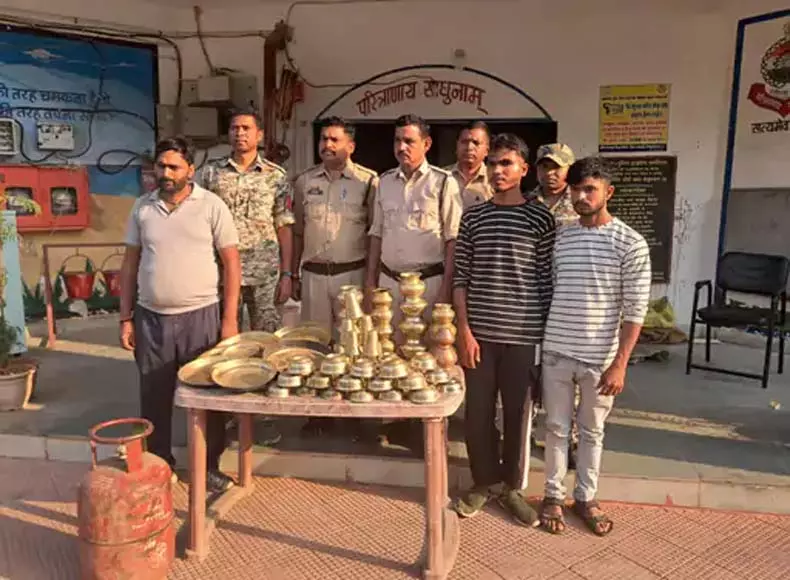 ત્યજી દેવાયેલા મકાનમાં થયેલી ચોરીનો ખુલાસો, પોલીસે ત્રણ આરોપીઓની ધરપકડ કરી सूने मकान में चोरी का खुलासा, तीन आरोपियों को पुलिस ने किया गिरफ्तार