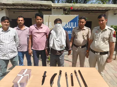 પોલીસે ગુનેગારની ધરપકડ કરી, હથિયાર કબજે કર્યું पुलिस ने अपराधी को किया गिरफ्तार, हथियार बरामद