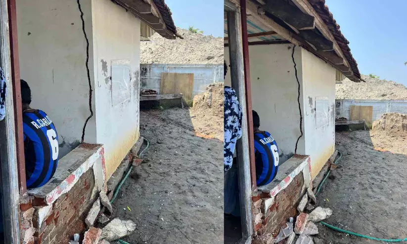 કેરળ: રેતી ખનન દરમિયાન કોનોલી નહેરના કિનારે મકાન ધરાશાયી થયું. Kerala : रेत खनन के दौरान कोनोली नहर के किनारे मकान ढह गया