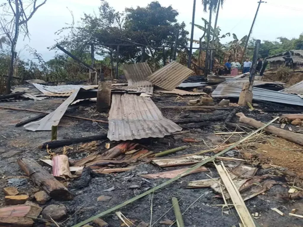 લાહોઃ આગમાં 2 મકાનો બળીને ખાખ LAHO: आग से 2 घर राख हो गए