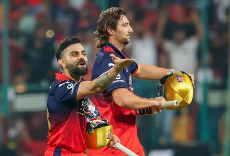 RCBને જીત અપાવ્યા બાદ કોહલીનો રોમેન્ટિક અંદાજ જોવા મળ્યો, પત્ની અનુષ્કા… आरसीबी को जीत दिलाने के बाद दिखा कोहली का रोमांटिक अंदाज, पत्नी अनुष्का को...