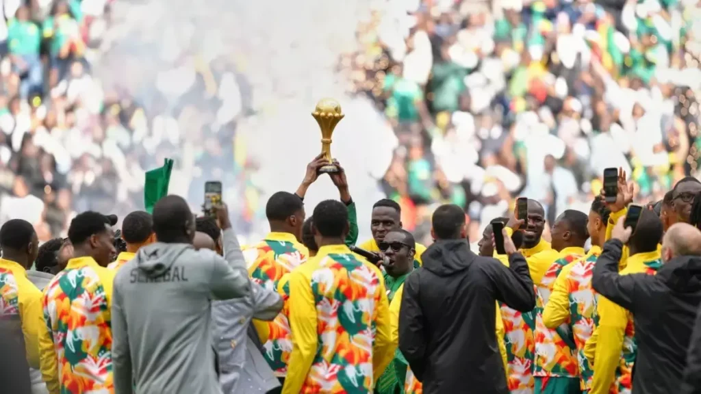 सेनेगल ने पेरिस में AFCON ट्रॉफी परेड की, CAF के टाइटल छीनने के फैसले के खिलाफ...