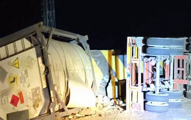 જુઓ વીડિયો: કેમિકલ ભરેલું ટેન્કર ઘાટ પર પલટી ગયું देखे Video: घाट पर केमिकल से भरा टैंकर पलटा