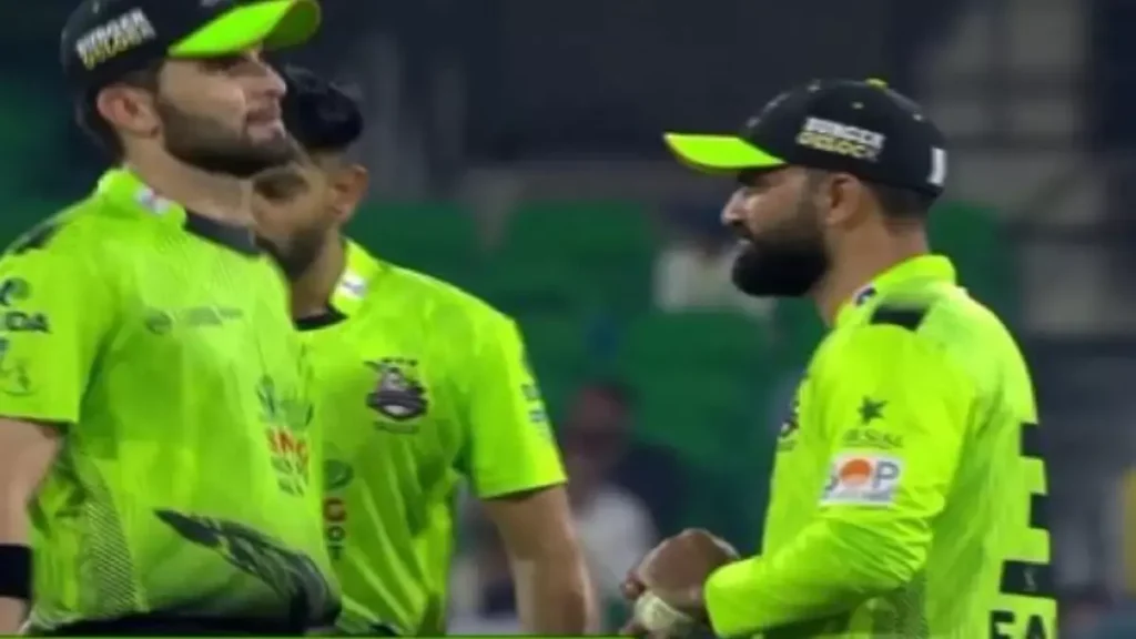 VIDEO: पाकिस्तान फिर से शर्मिंदा! PSL के स्टार्स कैमरे में बॉल टैंपरिंग करते...
