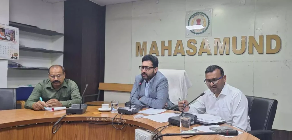 कलेक्टर लंगेह ने जनगणना कार्य और राजस्व पखवाड़ा की तैयारियों की समीक्षा की ...