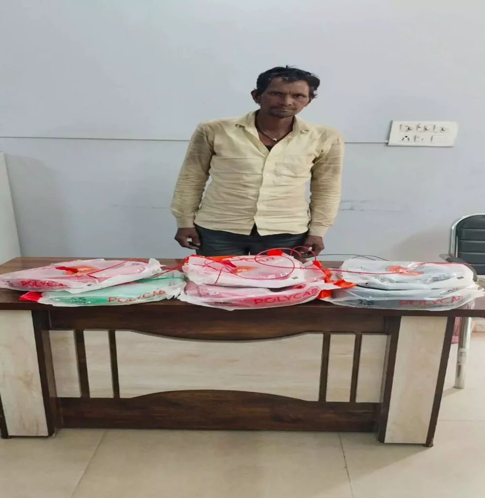 डी डी नगर में दुकान का शटर तोड़कर तार चोरी करने वाला आरोपी मन्नू राम साहू...