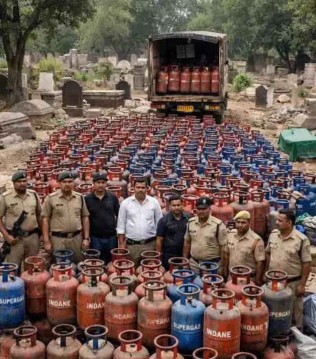 BREAKING: કબ્રસ્તાનમાં છુપાવીને સિલિન્ડર વેચતી ગેંગનો પર્દાફાશ, 414 ગેસ સિલિન્ડર… BREAKING: कब्रिस्तान में छिपाकर सिलेंडर बेच रहे गिरोह का पर्दाफाश, 414 गैस सिलेंडर...