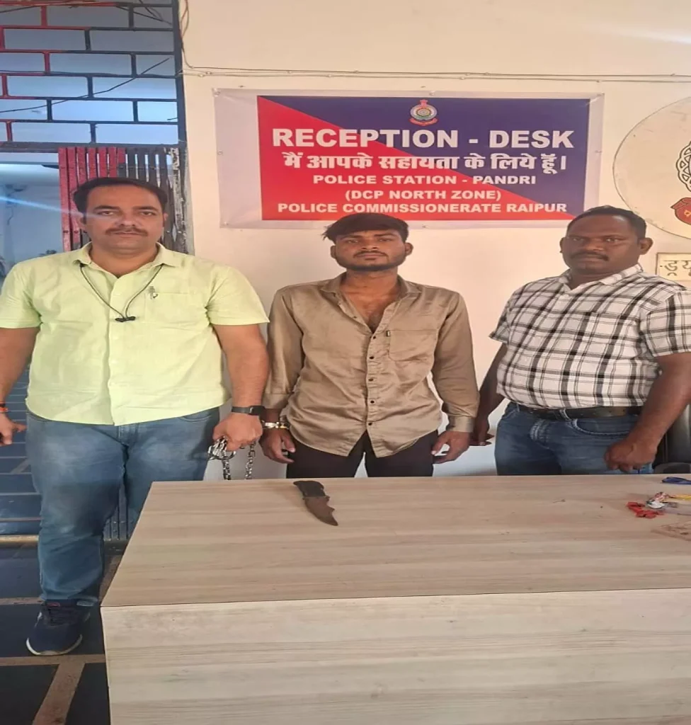 धारदार चाकू के साथ युवक गिरफ्तार