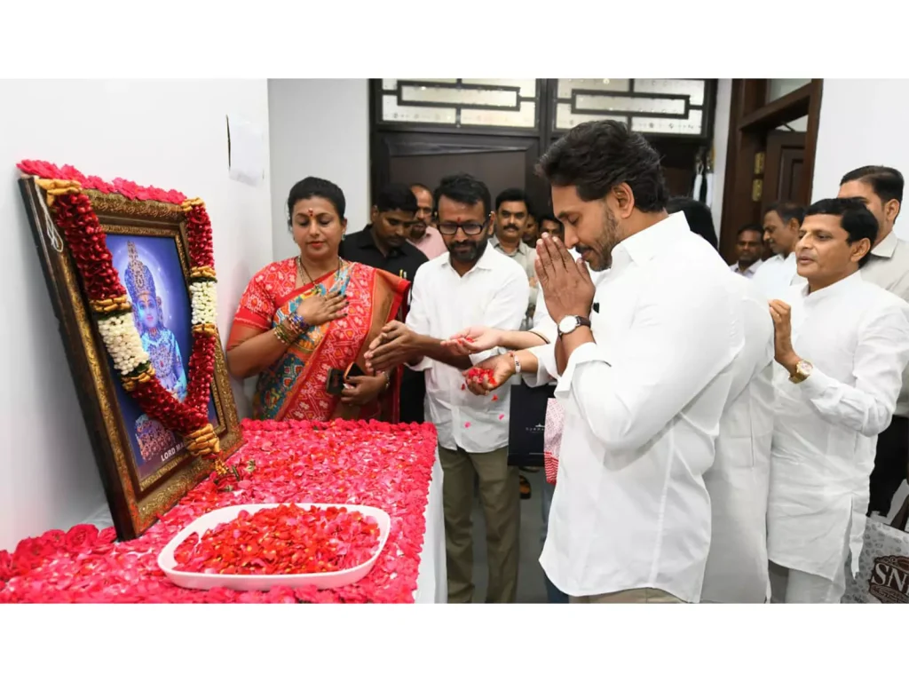 YSRCPના વડા જગન મોહન રેડ્ડીએ મહાવીર જયંતિના અવસર પર શ્રદ્ધાંજલિ આપી… YSRCP प्रमुख जगन मोहन रेड्डी ने महावीर जयंती के अवसर पर श्रद्धांजलि अर्पित की ...