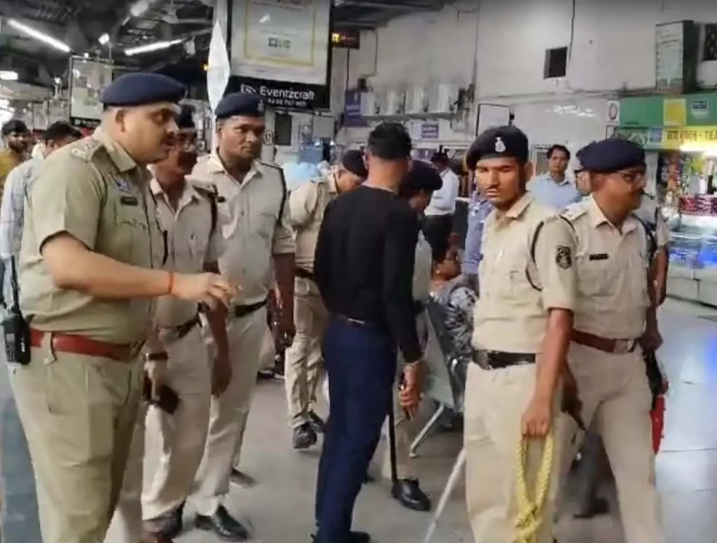 પોલીસે રાયપુર રેલવે સ્ટેશન પર મોકડ્રીલ કરી હતી रायपुर रेलवे स्टेशन में पुलिस ने किया मॉकड्रिल