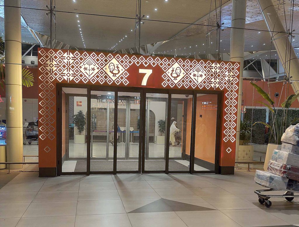 અમદાવાદ એરપોર્ટ પર ૨૯ ફ્‌લાઈટ્‌સ રદ-એશિયા-યુરોપનો હવાઈ સંપર્ક તૂટ્યો