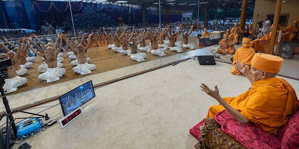 મહંત સ્વામી મહારાજના હસ્તે ૨૯ ઉચ્ચ શિક્ષિત નવયુવાનોએ ગ્રહણ કરી પાર્ષદી...