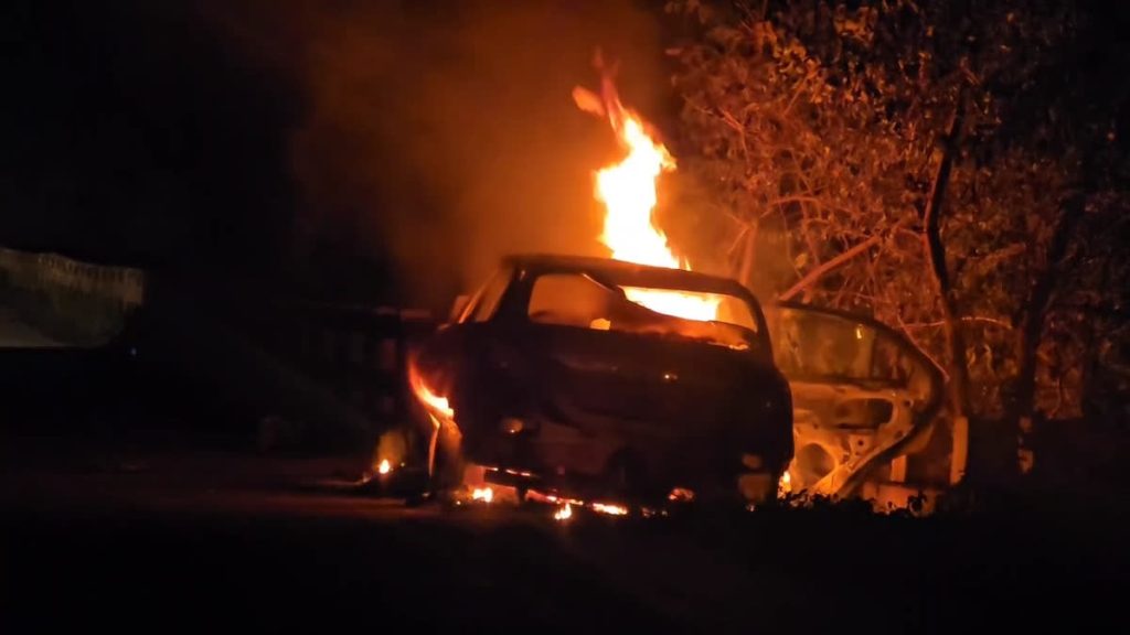 દાંતીવાડાના ઓઢવામાં ઝાડ સાથે કાર અથડાતાં સળગી, અંદર બેઠેલા બે ભડથું