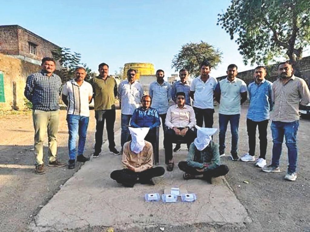 ‘ધંતુરા’નું નશીલું પીણું પીવડાવી લૂંટતી ગેંગના બે શખ્સ ઝડપાયા