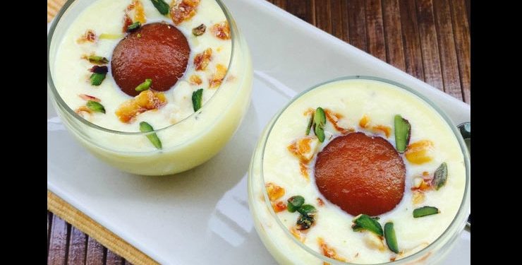 આ વખતે મીઠાઈ માટે ગુલાબ જામુન કસ્ટર્ડ ટ્રાય કરો. Gulab Jamun