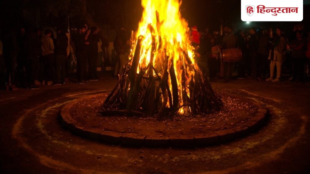 Holika Dahan 2026: होलिका दहन की रात क्या करना चाहिए और क्या नहीं?