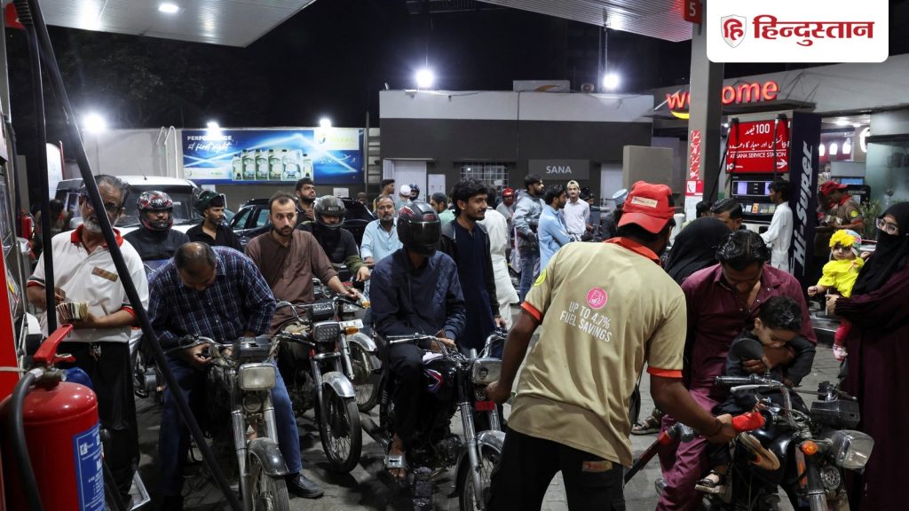 ईरान युद्ध से पाकिस्तान में हाहाकार, पेट्रोल की कीमत में 55 रुपए की बढ़ोतरी